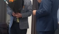 Frans Driesser - met bloemen - en burgemeester Weys