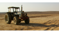 Tractor in de woestijn