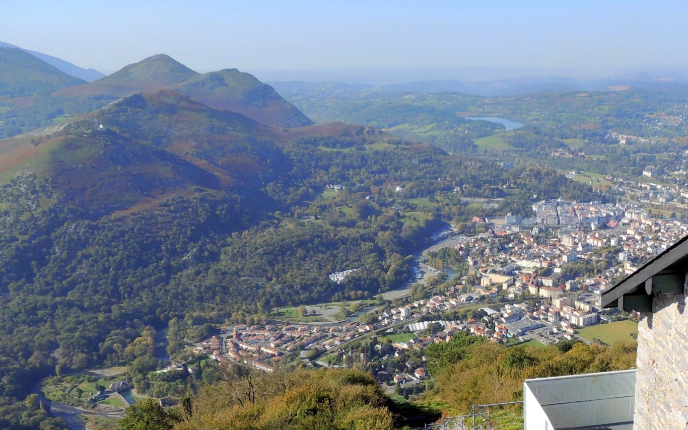 Uitzicht op Lourdes en de Pyreneeën