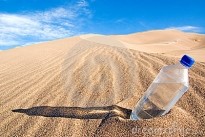 Fles water in de woestijn