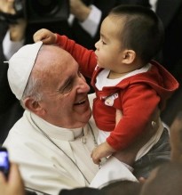 Paus Franciscus met kind