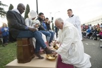 Paus Franciscus wast voeten van vluchtelingen