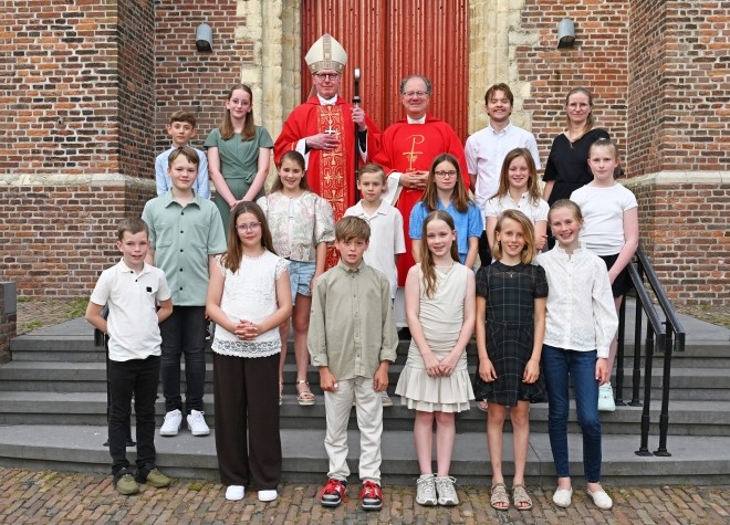 Vormelingen 2026 met Mgr. De Korte en pastoor Massaer
